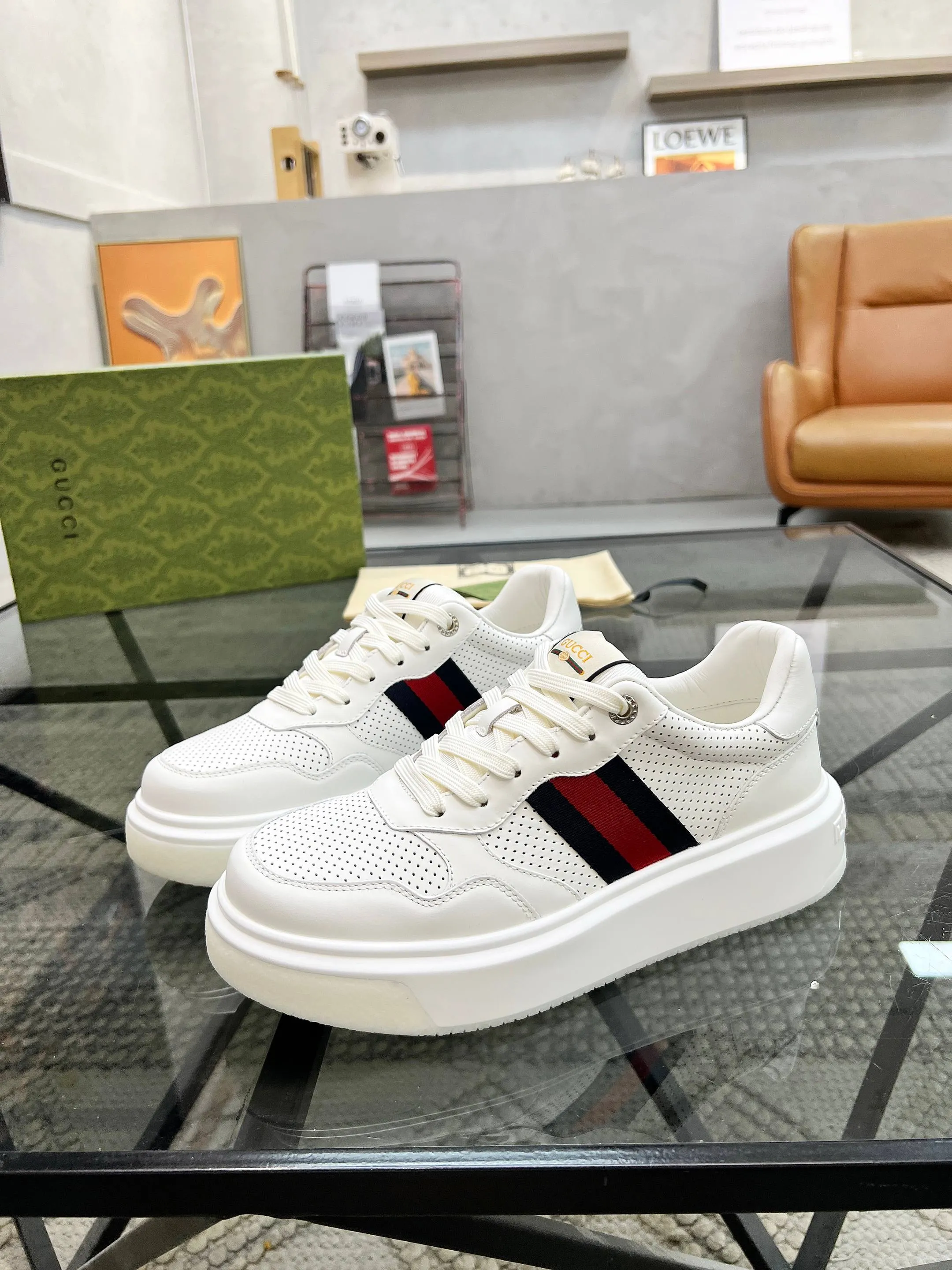 P460 new men's shoes GUCCI [Lightning] latest shoes are shipped. Original quality, fashionable, special materials, sheepskin lining, new packaging. The foot feels super comfortable and the workmanship is impeccable. Size: 38-45